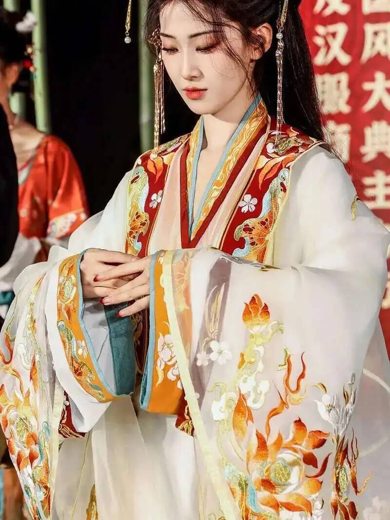 Ming Dynasty Hanfu Embroidery  - Embroidery Craft recension och pris