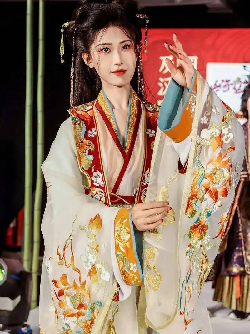 Ming Dynasty Hanfu Embroidery  - Embroidery Craft recension och pris
